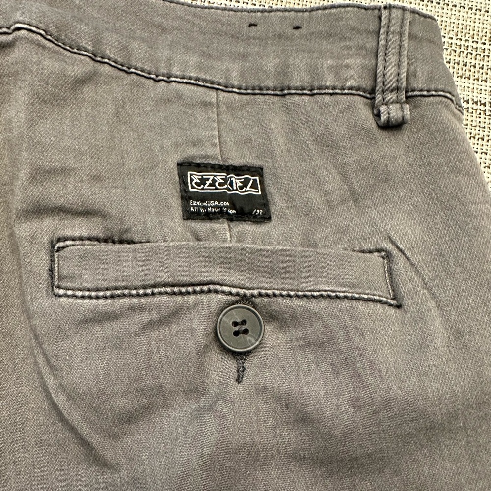 zekiel men’s shorts 31” waist, 9” inseam, stretchy material, classic fit, gray - Picture 3 of 5